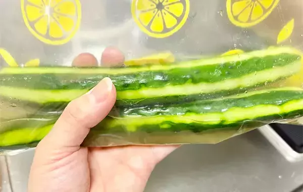 食べた夫が「10本はいける！」　冷やしキュウリの味を決めた『小さじ2杯』