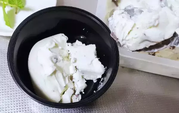 ヨーグルトにチョコを入れて冷凍すると…　食べた子供が「もっと作って！」