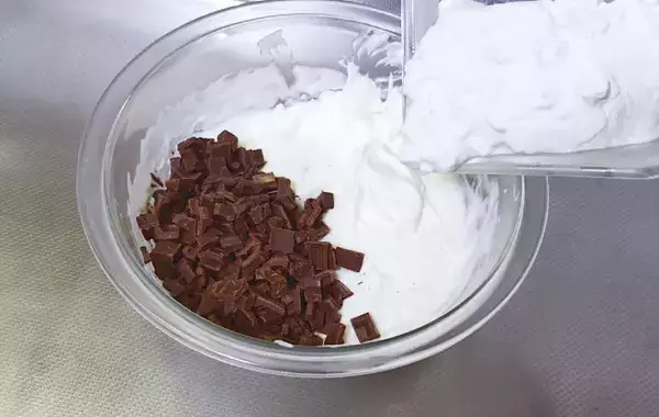 ヨーグルトにチョコを入れて冷凍すると…　食べた子供が「もっと作って！」