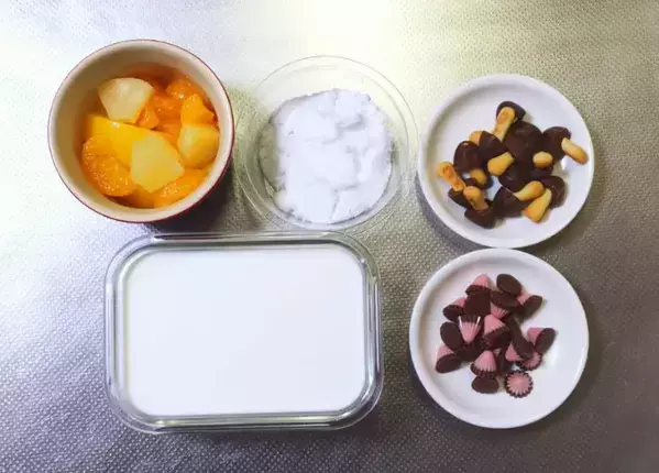 保存袋で作る『ミルクアイス』に子供が「また作って！」チョコ菓子を添えると？