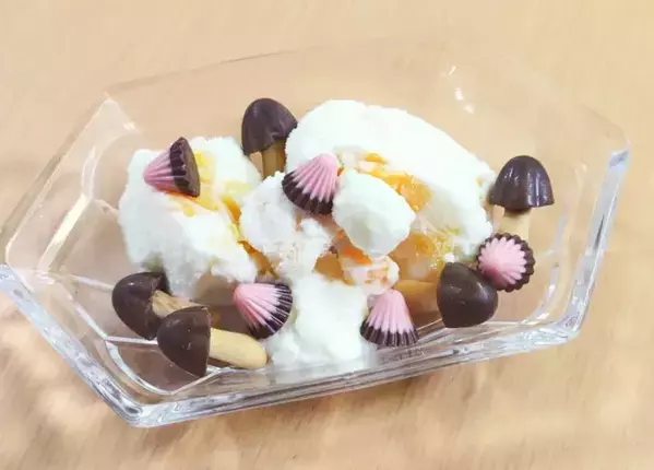 保存袋で作る『ミルクアイス』に子供が「また作って！」チョコ菓子を添えると？