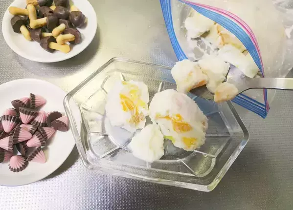 保存袋で作る『ミルクアイス』に子供が「また作って！」チョコ菓子を添えると？