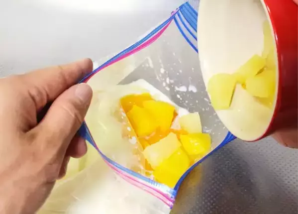 保存袋で作る『ミルクアイス』に子供が「また作って！」チョコ菓子を添えると？