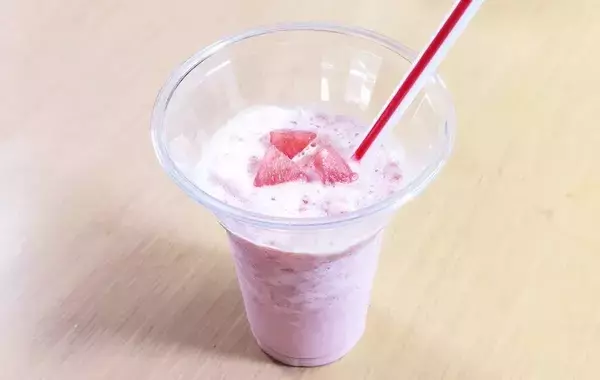 凍らせたスイカと牛乳、ヨーグルトを…できたものに「おいしい」「また作って！」