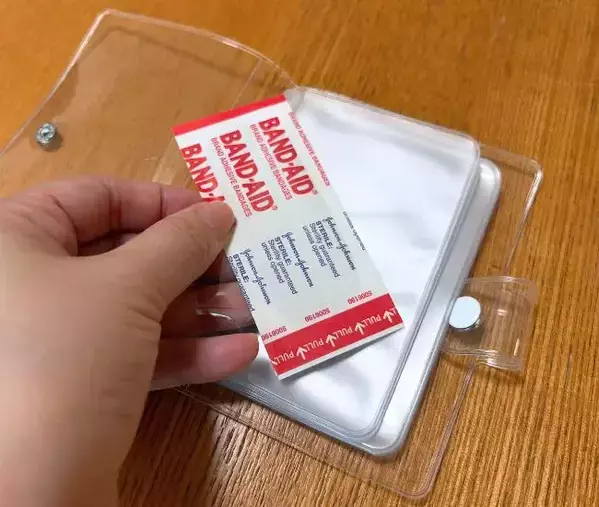 100均『カードホルダー』にカードは入れません！　絆創膏や薬が迷子にならない収納術