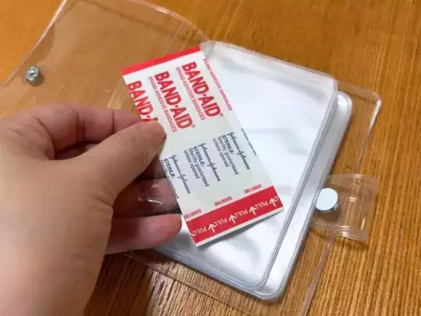 100均『カードホルダー』にカードは入れません！　絆創膏や薬が迷子にならない収納術