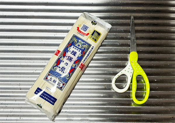 そうめんの袋、先端を切らないで！　残りの保存がラクになる簡単な裏ワザとは
