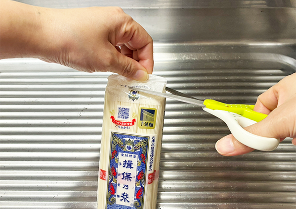 そうめんの袋、先端を切らないで！　残りの保存がラクになる簡単な裏ワザとは