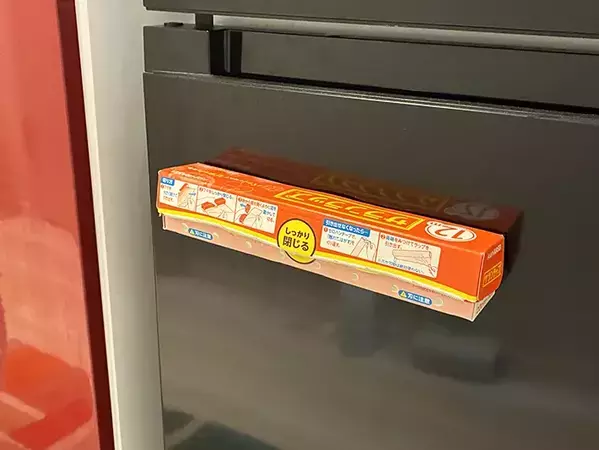 100均マグネットでラップの『浮かせる収納』　パッケージごと使う活用法が「本当に助かる」