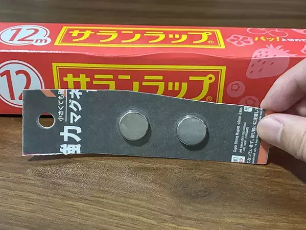 100均マグネットでラップの『浮かせる収納』　パッケージごと使う活用法が「本当に助かる」