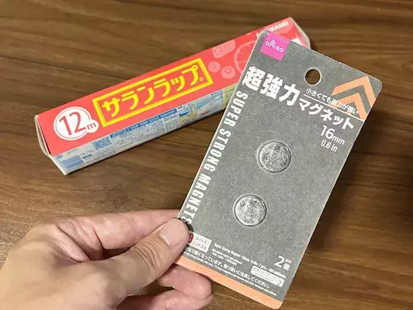 100均マグネットでラップの『浮かせる収納』　パッケージごと使う活用法が「本当に助かる」