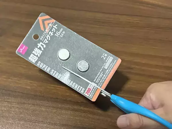 100均マグネットでラップの『浮かせる収納』　パッケージごと使う活用法が「本当に助かる」
