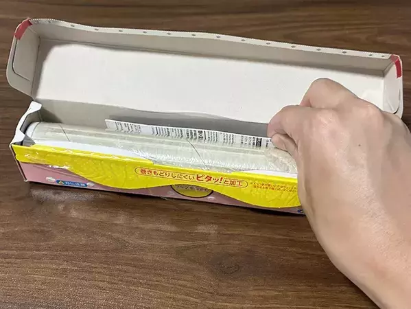 100均マグネットでラップの『浮かせる収納』　パッケージごと使う活用法が「本当に助かる」
