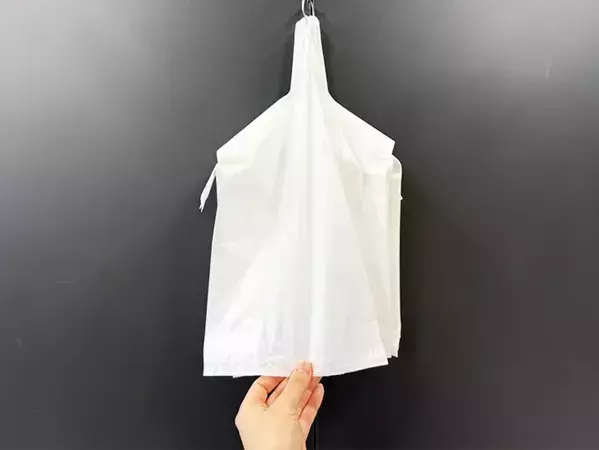手提げポリ袋に穴を開けると…　取り出しやすさが格段にラクになる裏ワザ