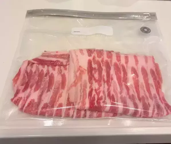 ダイソーの『真空ポンプ』を買って検証！　食材が半分の厚みになるアイテムが超便利