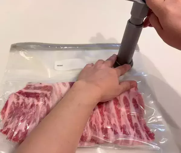 ダイソーの『真空ポンプ』を買って検証！　食材が半分の厚みになるアイテムが超便利