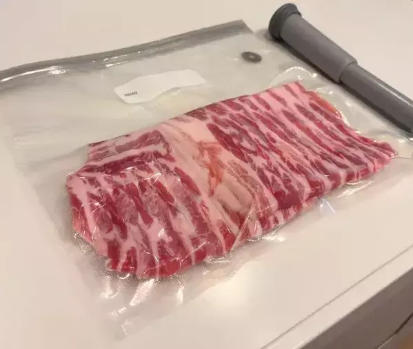 ダイソーの『真空ポンプ』を買って検証！　食材が半分の厚みになるアイテムが超便利