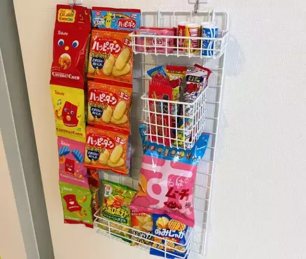 『ワイヤーネットかご』を深さ別に使い分け　お菓子収納に110円アイテムを活用した結果？