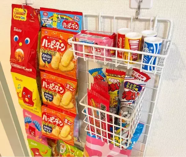 『ワイヤーネットかご』を深さ別に使い分け　お菓子収納に110円アイテムを活用した結果？