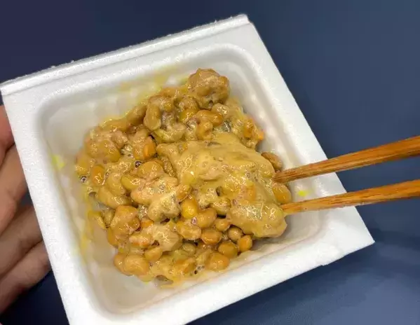「納豆のにおいが消える」と話題の裏ワザ　意外な『ちょい足し』を試してみた結果【検証】