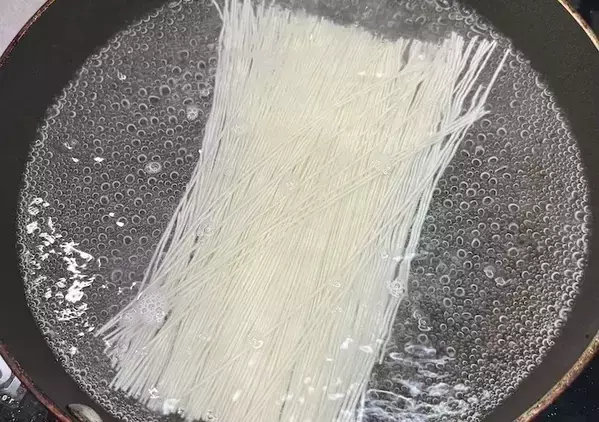 そうめんは、めんつゆだけじゃない！　混ぜるだけの『ズボラそうめん』がやみつき
