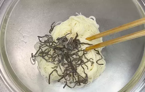 そうめんは、めんつゆだけじゃない！　混ぜるだけの『ズボラそうめん』がやみつき