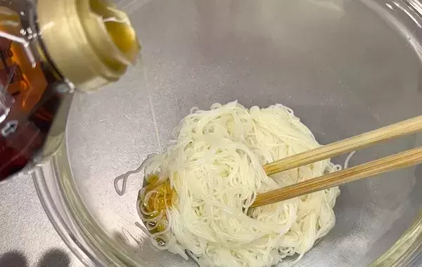 そうめんは、めんつゆだけじゃない！　混ぜるだけの『ズボラそうめん』がやみつき
