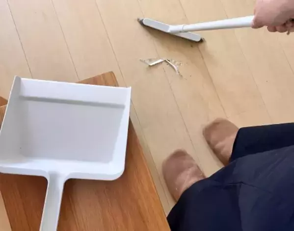 100均『ラバーほうき』で掃除のイライラが激減！　家中で役立つ便利な活用法【掃除術4選】