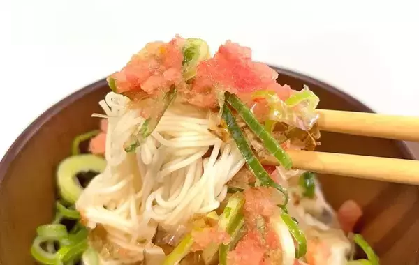 トマトを丸ごと『カチカチに凍らせる』と…？　そうめんが激変する裏技に「かき氷みたいで最高」