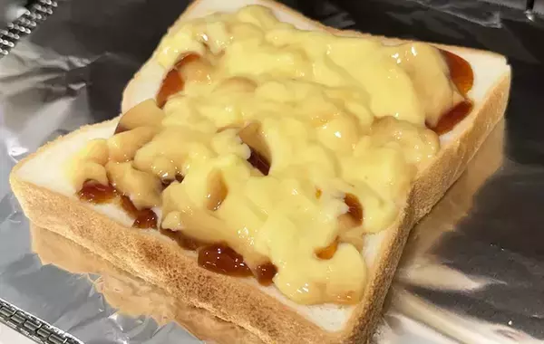 食パンにのせて焼いてみて！　意外な食べ方に「濃厚」「フレンチトーストみたい！」