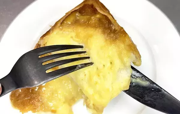 食パンにのせて焼いてみて！　意外な食べ方に「濃厚」「フレンチトーストみたい！」