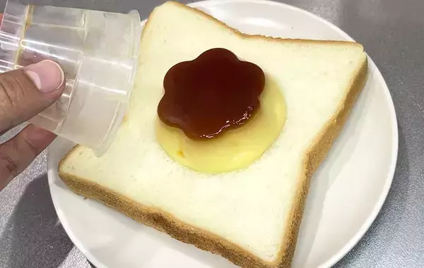 食パンにのせて焼いてみて！　意外な食べ方に「濃厚」「フレンチトーストみたい！」