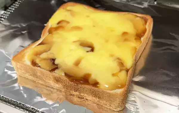 食パンにのせて焼いてみて！　意外な食べ方に「濃厚」「フレンチトーストみたい！」