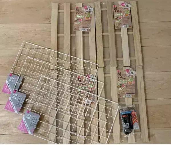 ダイソーのワイヤーネット、すのこと組み合わせると…？　工具不要で作れる『3段ラック』に感動