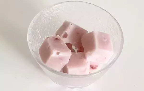 プルプルの『フルーチェ』を製氷皿に流して！　凍らせた簡単おやつに「また作って！」【レシピ】