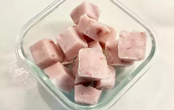 プルプルの『フルーチェ』を製氷皿に流して！　凍らせた簡単おやつに「また作って！」【レシピ】