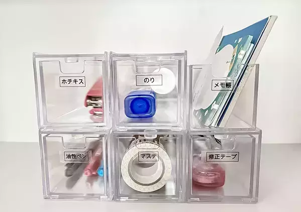 100均『透明ケース』の“上”にクッションシール？　使いやすさがアップする“意外な”活用術