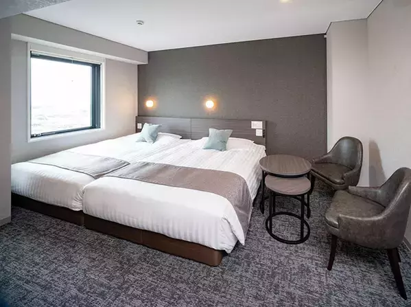 ホテルのベッドにある『謎の細長い布』、どう使うか知ってる？　ホテルの回答に「知らなかった！」