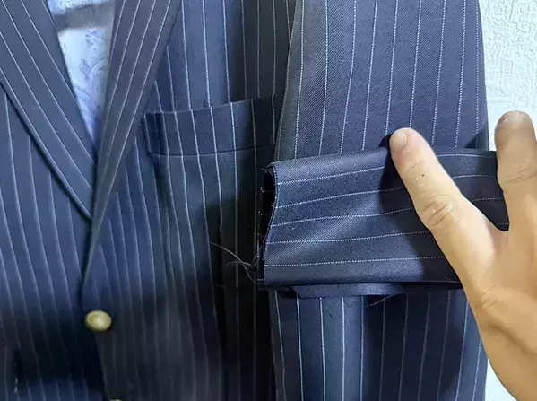 「汗」が染み込んだスーツ、そのまま掛けるのはNG！　プロが教える『一手間』が真似したい