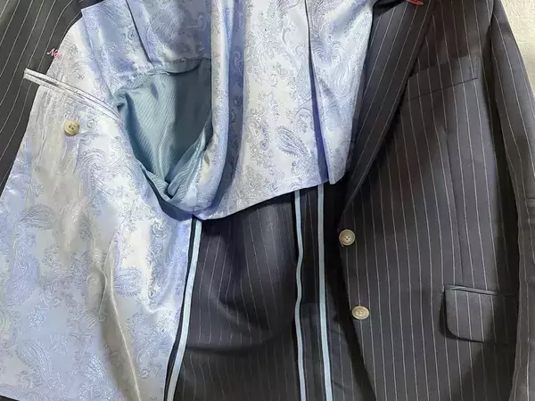 「汗」が染み込んだスーツ、そのまま掛けるのはNG！　プロが教える『一手間』が真似したい
