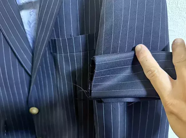 スーツに付いてくる『小さな布』って何に使うの？　使い道に「知らなかった」「絶対捨てない」