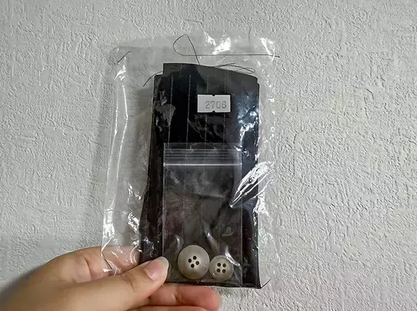 スーツに付いてくる『小さな布』って何に使うの？　使い道に「知らなかった」「絶対捨てない」