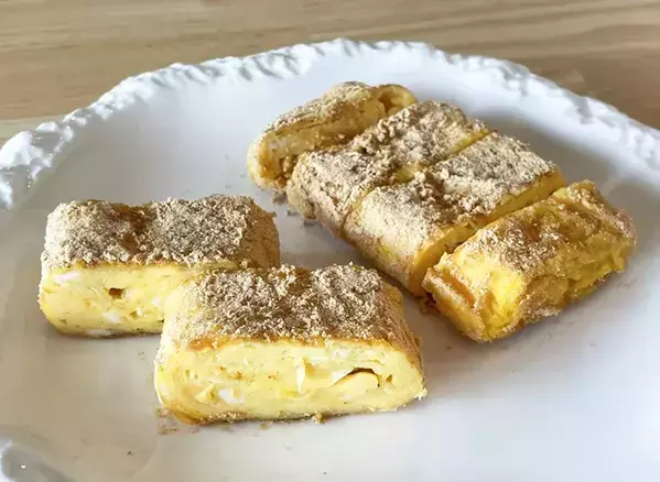 玉子焼きがマンネリ化したら…？　表面に『香ばしい粉』をまぶす意外なレシピに「手が止まらない」「弁当にもいい」