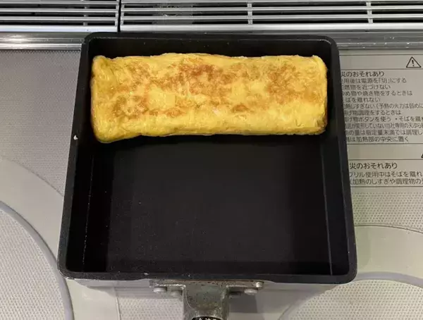 玉子焼きがマンネリ化したら…？　表面に『香ばしい粉』をまぶす意外なレシピに「手が止まらない」「弁当にもいい」