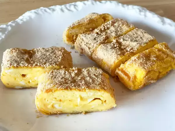 玉子焼きがマンネリ化したら…？　表面に『香ばしい粉』をまぶす意外なレシピに「手が止まらない」「弁当にもいい」