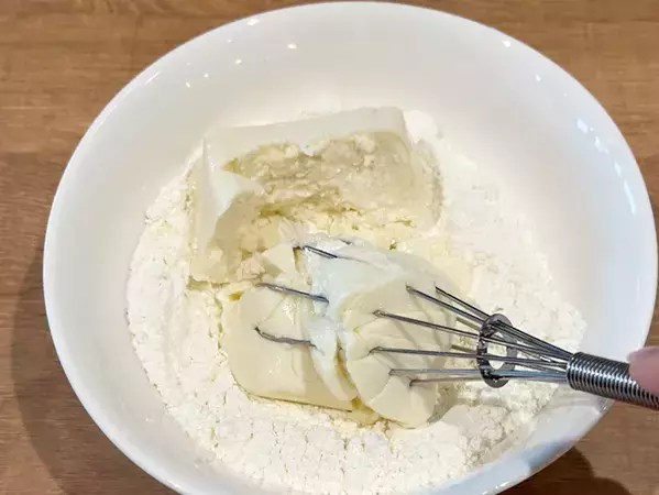 豆腐1丁に『ホットケーキミックス1袋』を混ぜるだけで…　レンチン4分後の完成品がこちら