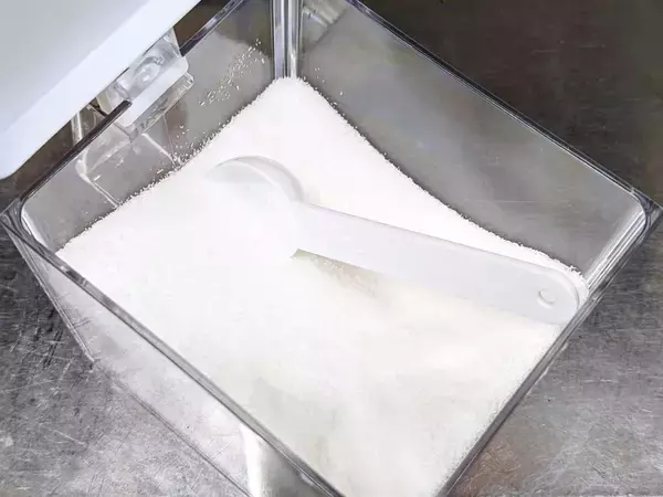 100均のブックスタンド、4個組み合わせると？　調味料が取り出しやすくなる『収納術』