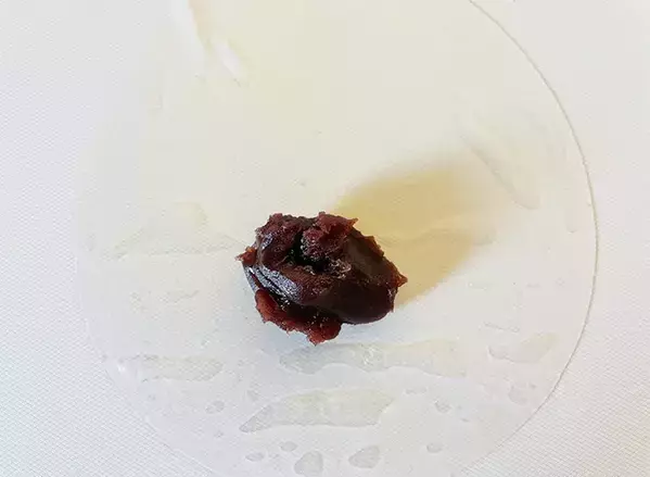 余ったライスペーパーで簡単おやつ！あんこを包んで焼いてみた