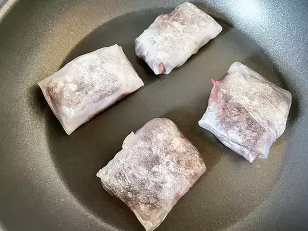 余ったライスペーパーで簡単おやつ！あんこを包んで焼いてみた