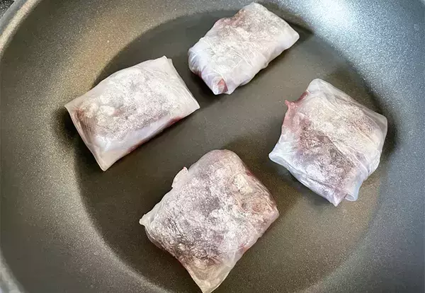 余ったライスペーパーで簡単おやつ！あんこを包んで焼いてみた